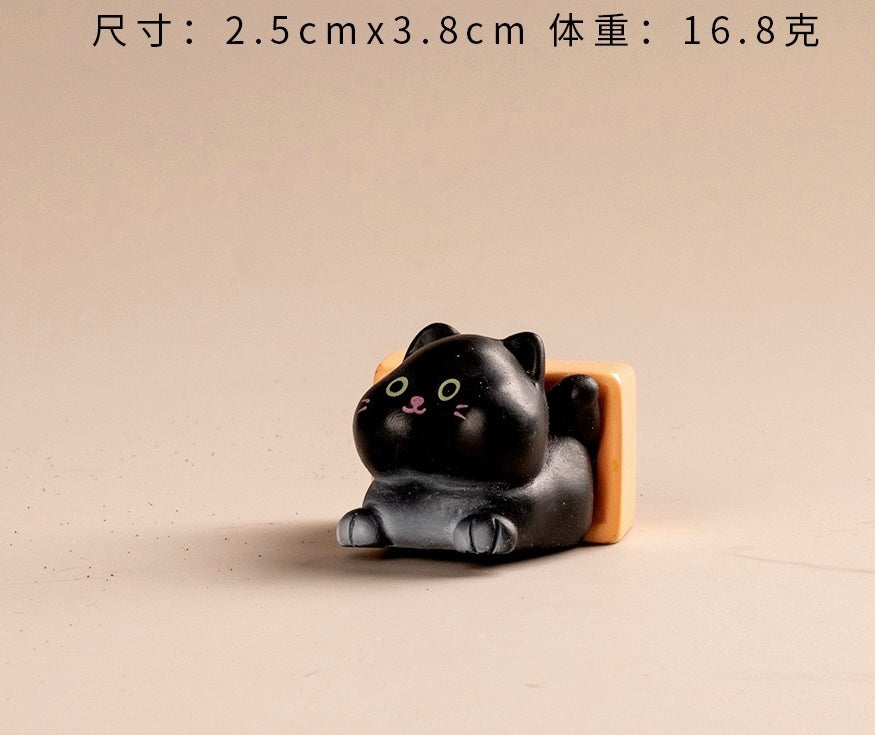 紙箱の小さなネコの樹脂工芸品