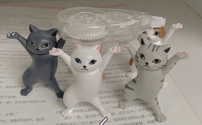 踊る猫の置物