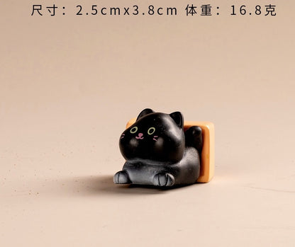 紙箱の小さなネコの樹脂工芸品